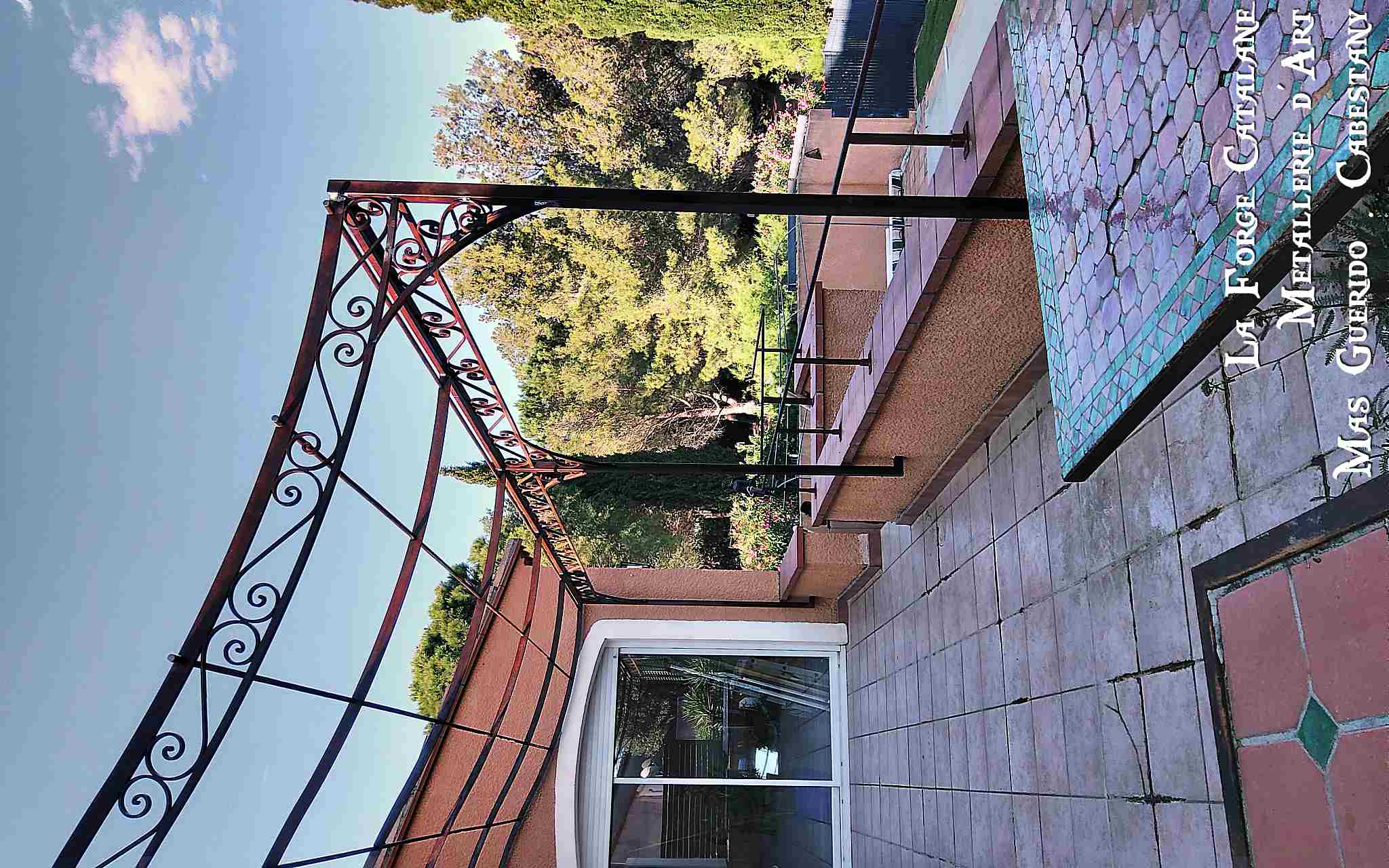 pergola avec frises volutes forge catalane.jpg